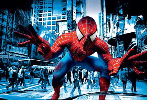 Spiderman salva al periodista Anderson Cooper en la noche de Fin de Año